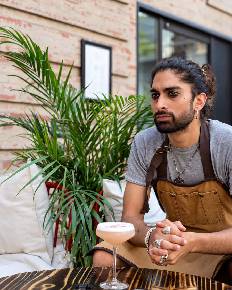 Shawn Kernon ved et bord med en cocktail foran sig